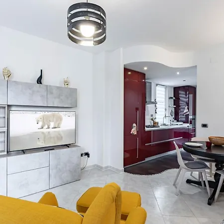 شقة Guesthost - Flat Near The Station With Balcony!