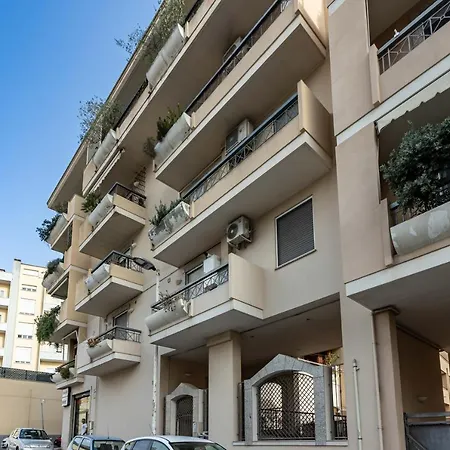 Guesthost - Flat Near The Station With Balcony!