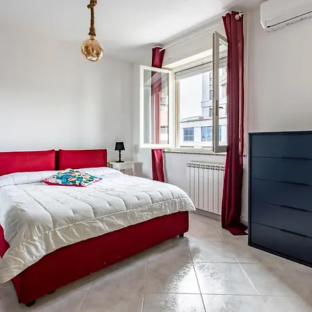 Guesthost - Flat Near The Station With Balcony! *